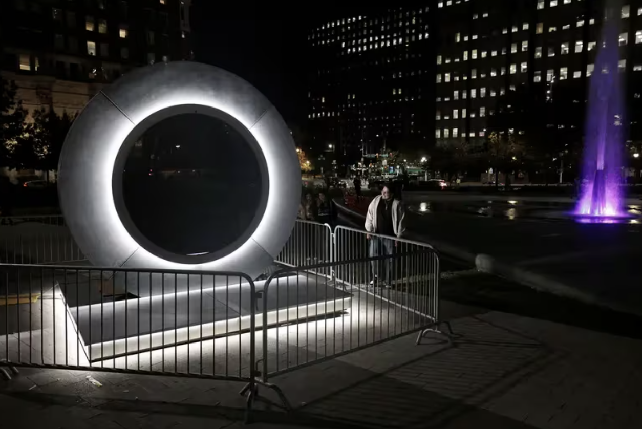 费城LOVE公园新艺术装置“传送门”揭幕